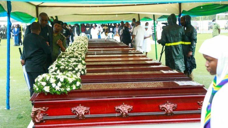 Tanzanija žaluje zaradi smrti 19 ljudi v strmoglavljenju letala, ki je v nedeljo, 6. novembra, strmoglavilo v Viktorijino jezero. 