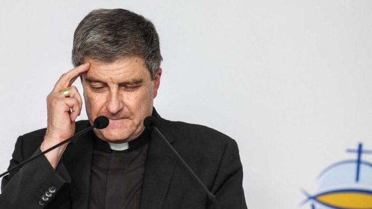 Monseñor Éric de Moulins-Beaufort, presidente de la Conferencia Episcopal Francesa, durante la rueda de prensa en Lourdes 