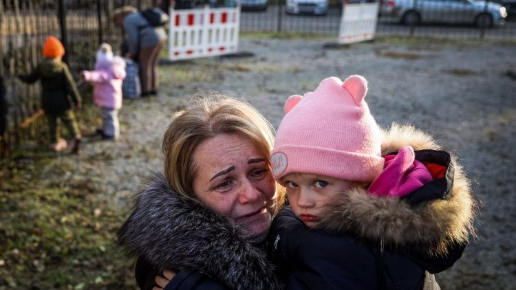 Odwiedziająca punkt pomocy humanitarnej w Zaporożu po przyjeździe z okupowanego przez Rosjan Berdiańska Svetlana Titova z wnuczką , 7 listopada 2022