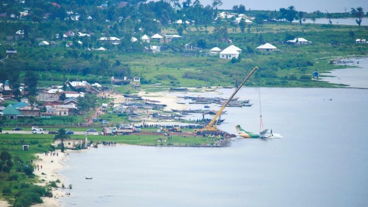 Les secours récupèrent l'avion qui s'est abîmé dans les eaux du lac Victoria - le 8 novembre 2022