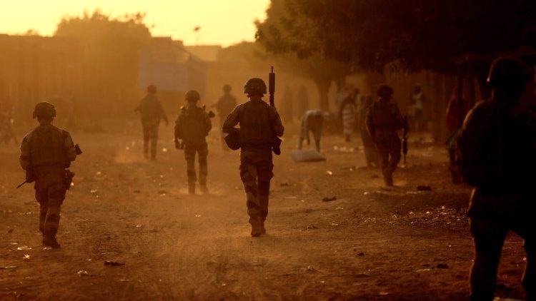 Maliban Gao utcáin katonák járőröznek