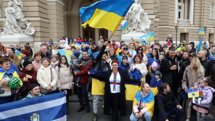 Mieszkańcy Chersonia, którzy tymczasowo opuścili swoje miasto z powodu wojny i okupacji, świętują jego wyzwolenie w Odessie, 12 listopada 2022