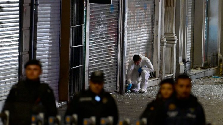 Polizia sul luogo dell'attentato a Istanbul, su via Isketlal