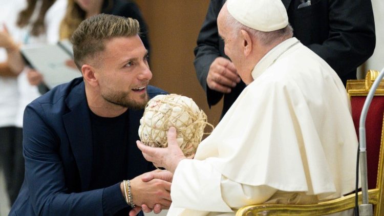 Papa Francisc la întâlnirea cu participanții la Meciul de fotbal pentru pace (Aula Paul al VI-lea din Vatican, 14 noiembrie 2022)