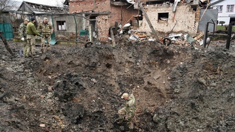 El impacto de un misil en un pueblo, cerca de  Lviv.  (Foto de YURIY DYACHYSHYN / AFP)