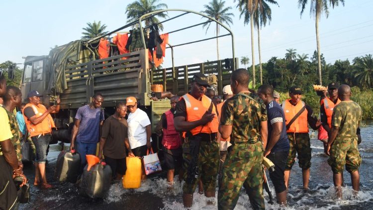 Deslocados na Nigéria devido às inundações que atingem o país (AFP ou licenciantes)