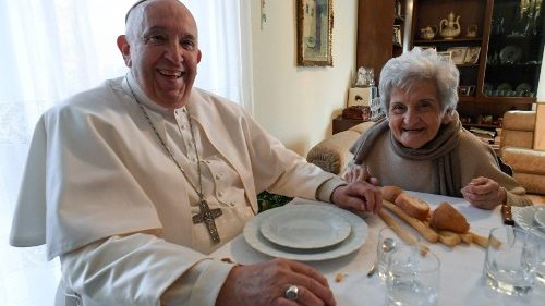 Papst in Asti angekommen: Friede, Freude, Geburtstagskuchen