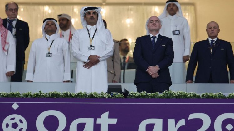 L'émir du Qatar et le président de la FIFA, le 20 novembre, lors de l'ouverture de la Coupe du Monde. 