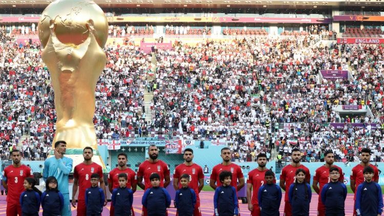 Mondiali di calcio in Qatar: la squadra dell'Iran ascolta in silenzio, senza cantare, l'inno nazionale prima della partita contro l'Inghilterra