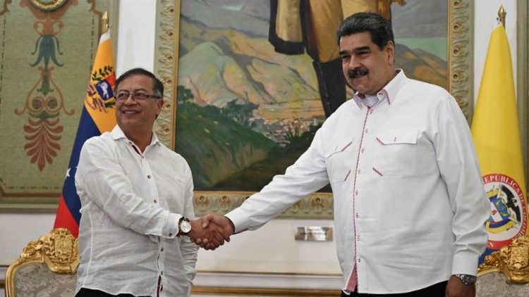 Kolumbiens neuer Präsident Gustavo Petro (l.) bei seinem Treffen mit Venezuelas Machthaber Nicolas Maduro am 1. November
