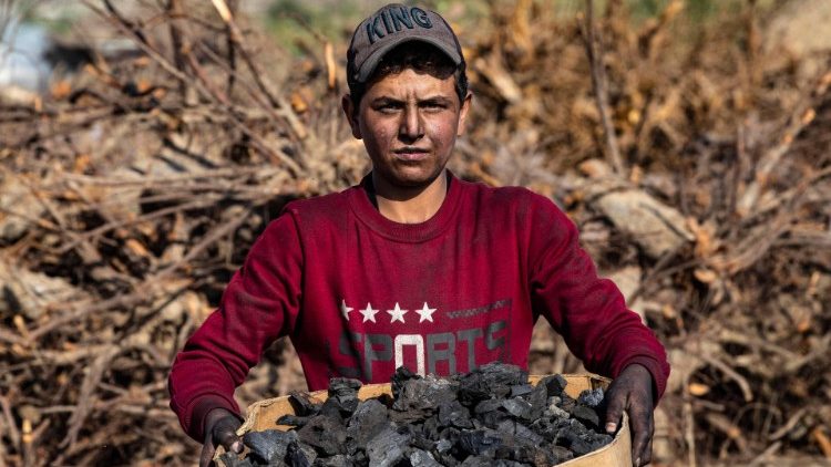 Syria, młody pracownik zbierający węgiel w okolicach ar-Rakki