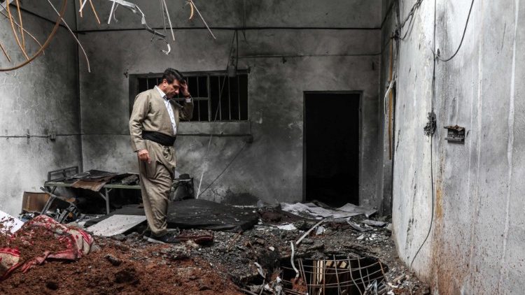 Un Kurde iranien dans un bâtiment bombardé de l'a ville de Koysinjaq, dans le Kurdistan irakien, le 26 novembre 2022.