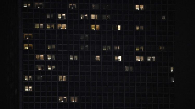 Erleuchtete Fenster in einem Berliner Hochhaus - Auch in Deutschland sind infolge der Sanktionen gegen Russland die Energiepreise stark gestiegen