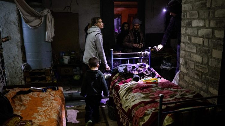 Rodzina żyjąca w piwnicy jako w schronie przeciwbombowym w Bachmucie, 2 grudnia 2022