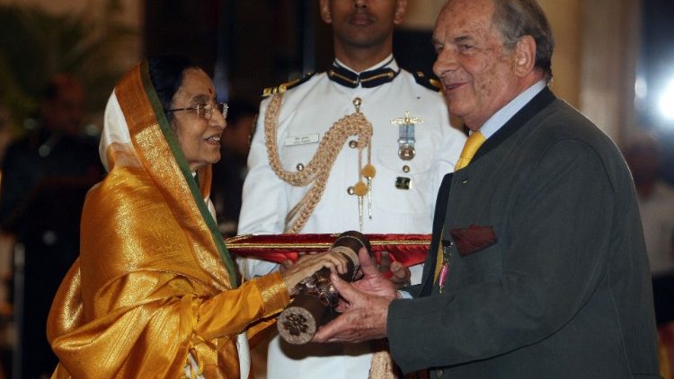 Dominique Lapierre recevant en 2008 la médaille Padma Bhushan du gouvernement indien
