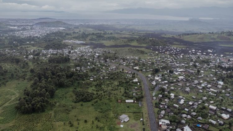Veduta aerea della fuga di civili tra Goma e Kibati