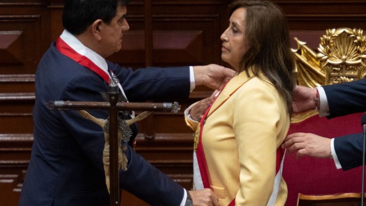 Dina Boluarte, vice-presidente, foi empossada como a nova presidente do povo peruano. 