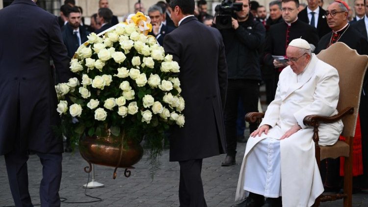 Papież składa kwiaty przed statuą Maryi Niepokalanej na Placu Hiszpańskim