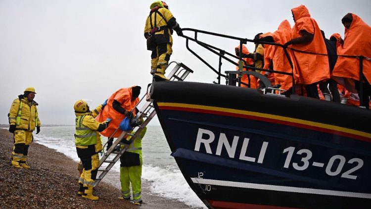 Migranten, die auf dem Ärmelkanal gerettet wurden, steigen in Dungeness an der südöstlichen englischen Küste von einem Rettungsboot