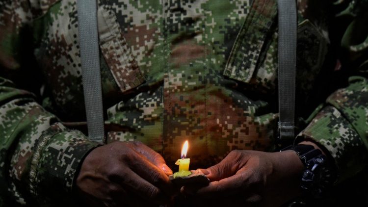 Homenagem de um soldado colombiano aos soldados mortos após um ataque das Farc em Cucuta (AFP or licensors)
