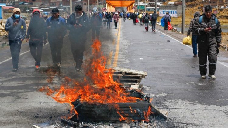 Blocchi di manifestanti sulla strada peruviana che porta in Bolivia