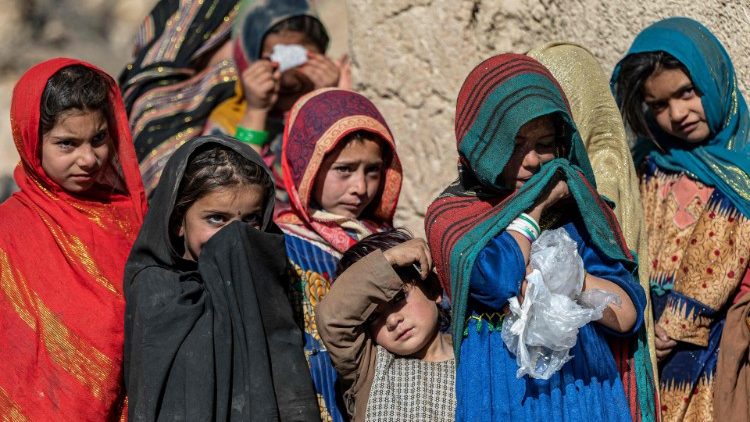 Crianças afegãs refugiadas