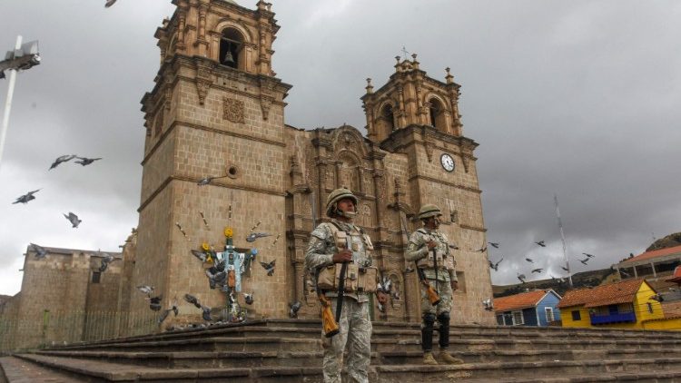 Soldados custodian una iglesia en Puno, Perú, cerca de la frontera con Bolivia.