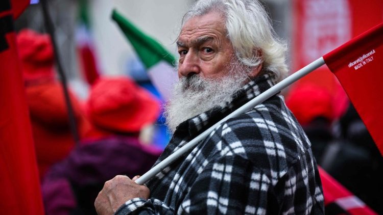 Un retraité lors d'une manifestation de la Cgil à Rome le 16 décembre. 