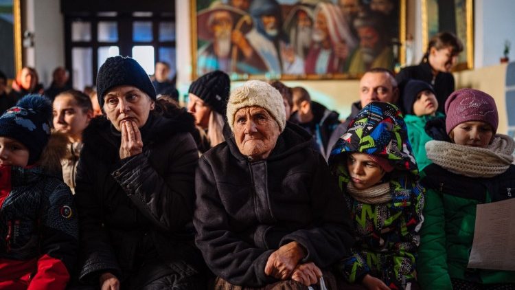 Orthodoxe Christen am Montag in einer Kirche in Cherson