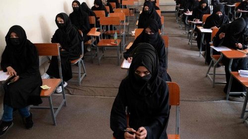 In Afghanistan donne escluse dalle Università. Onu: decisione "devastante"