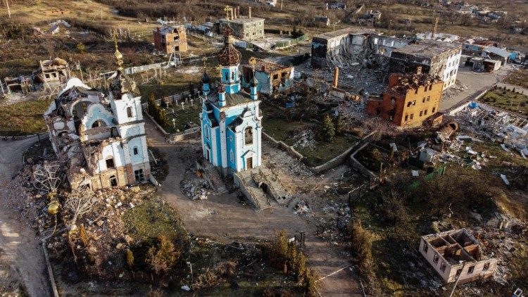 Esta fotografia aérea tirada em 20 de dezembro de 2022 mostra a destruição na vila de Bohorodychne, leste da Ucrânia. - Bohorodychne é um vilarejo na região de Donetsk que sofreu forte ataque das forças russas em junho de 2022, durante a invasão russa da Ucrânia.. (Photo by Ionut IORDACHESCU / AFP)