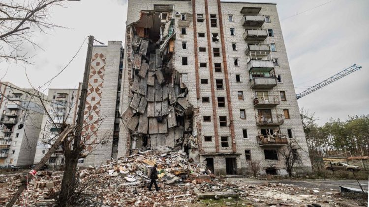 Prédio residencial atingido por míssil russo na cidade de Lyman, em 23 de dezembro de 2022. (Photo bt Sameer Al-Doumy/AFP) 