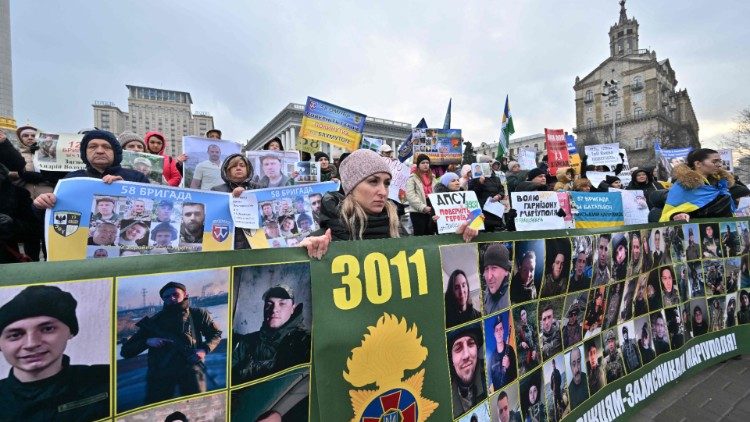 Manifestation des familles de prisonniers de guerre ukrainiens détenus en Russie, à Kiev, le 24 décembre 2022. 