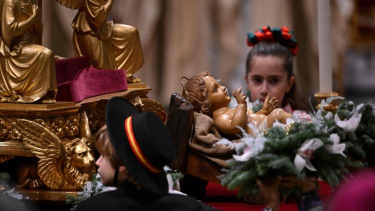 Il Gesù Bambino in san Pietro osservato da una bambina che ha portato l'omaggio floreale