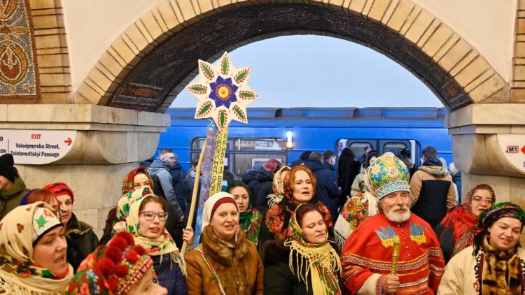 Kalėdų giesmės Kyjivo metro stotyje