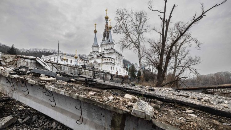 Esta fotografia tirada em 25 de dezembro de 2022 mostra o Mosteiro da Caverna de Sviatohirsk, "um mosteiro cristão ortodoxo", parcialmente danificado por um bombardeio na cidade de Sviatohirsk, na região de Donetsk, em meio à invasão russa da Ucrânia. (Foto de Sameer Al-DOUMY / AFP)