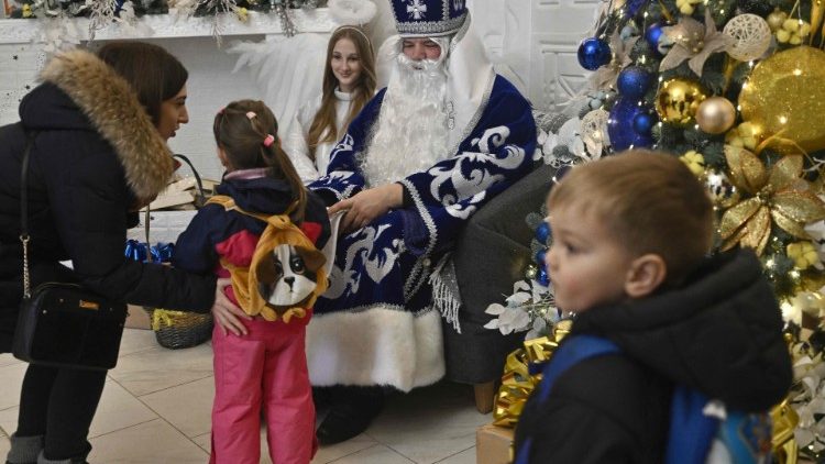 Święty Mikołaj w publicznej bibliotece w Irpieniu, 23 grudnia 2022