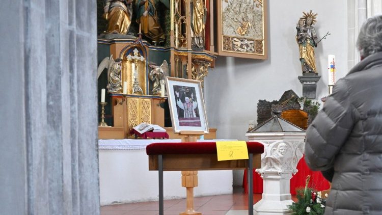 Miejsce do modlenia się za ciężko chorego Papieża Seniora Benedykta XVI w kościele w Marktl w południowych Niemczech, 28 grudnia 2022