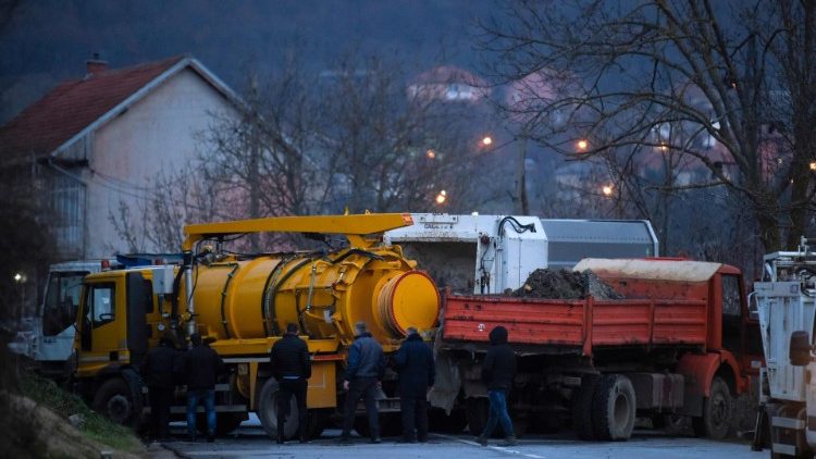 Mezzi usati per barricate nel nord del Kosovo 