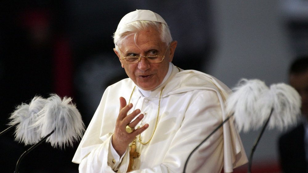 Le Pape donne une confrence de presse  Cologne en 2005.