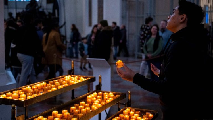 Wierni modlący się za Benedykta XVI po jego śmierci w katedrze w Monachium, 31 grudnia 2022
