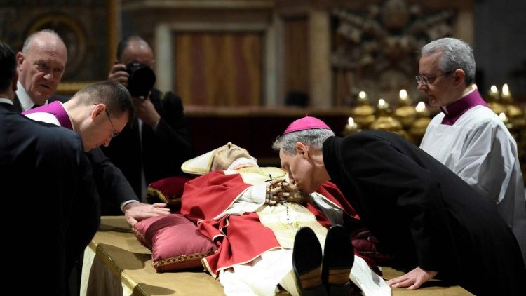 Abp Georg Gänswein żegna się z papieżem Benedyktem 