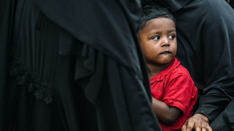 Refugiado Rohingya chega de barco em Lamnga, provncia de Aceh.