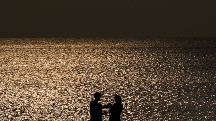 Ein Paar h?lt H?ndchen am Meer