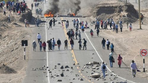 Perú, el Arzobispo de Lima: algunos avivan el fuego de la crisis