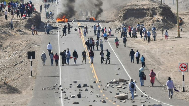Manifestantes realizan un bloqueo en la carretera Panamericana a la altura de La Joya para exigir la renuncia de la presidenta peruana Dina Boluarte en Arequipa, ʱ, el 12 de enero de 2023.