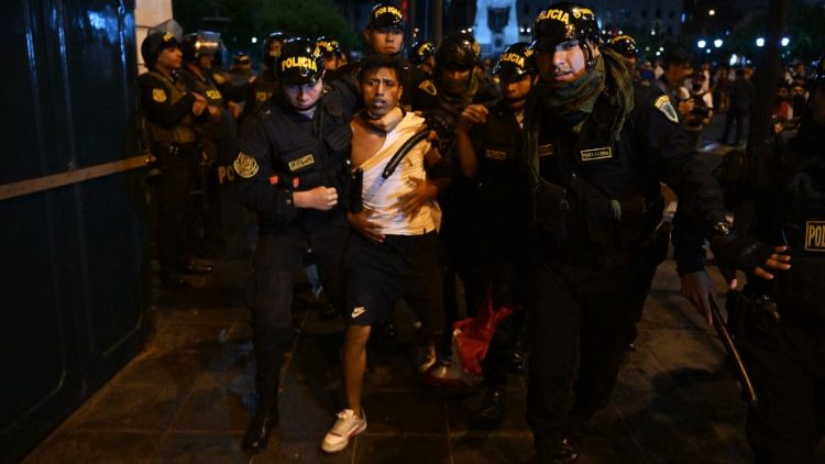 Policjanci aresztuj?cy uczestnika demonstracji w Limie, 12 stycznia 2023