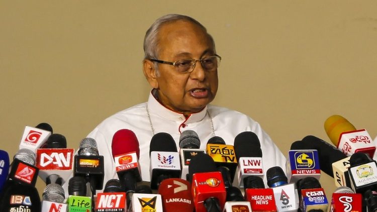 O arcebispo de Colombo, cardeal Malcolm Ranjith, fala durante uma coletiva de imprensa em Colombo em 13 de janeiro de 2023.  (Foto AFP)