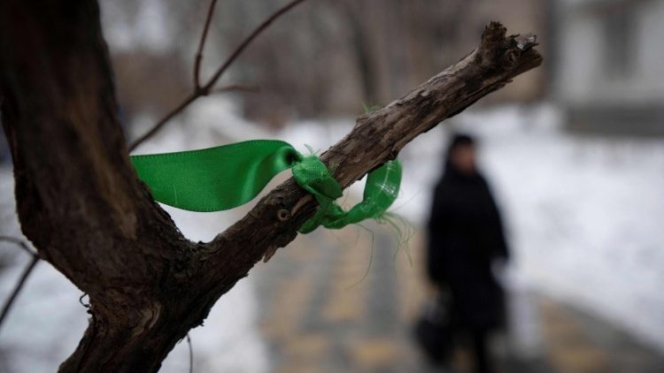 Esta foto tirada em 16 de janeiro de 2023 mostra uma fita verde amarrada a uma árvore em Moscou. - Verde, uma mistura de azul e amarelo - as cores da bandeira ucraniana, tornou-se um símbolo de protesto "silencioso" contra a ação militar russa na Ucrânia. (Foto de Natalia KOLESNIKOVA / AFP)