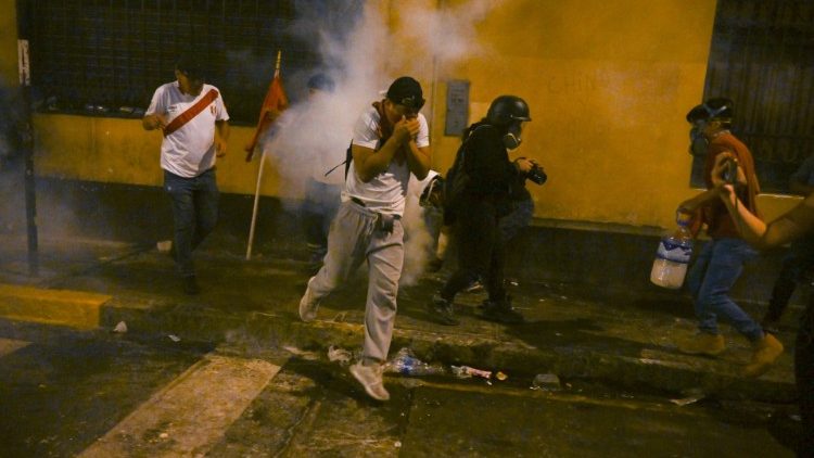 Bombas lacrimógenas lanzadas por las fuerzas policiales